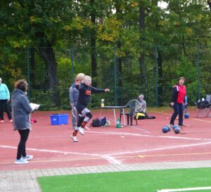 Sabine mit dem Schleuderball